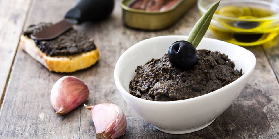 11Tapenade de anchoas en conserva y aceitunas negras